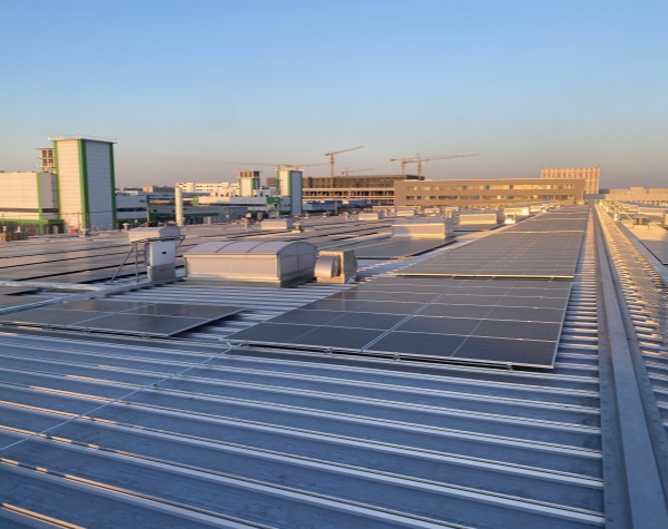 【強(qiáng)航時(shí)代】光伏電站成功并網(wǎng)，開啟綠色能源新篇章！